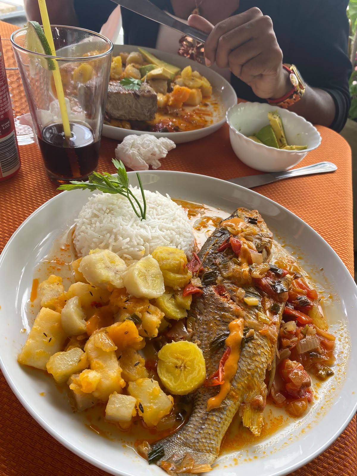 Assiette de poisson, riz et accompagnements créoles